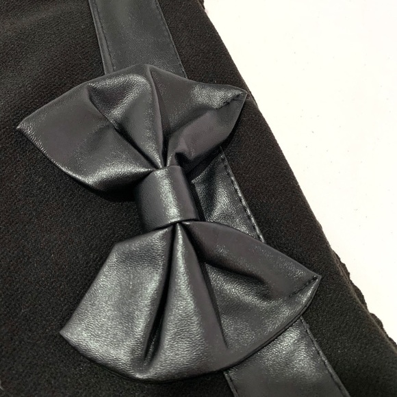 CUTE & SEXY Black Mini Skirt with Bow - Picture 2 of 5